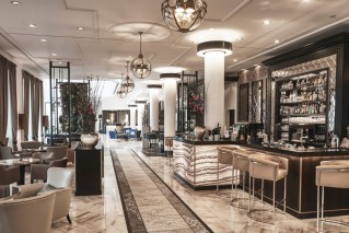 Der geräumige, marmorverkleidete Bar- und Lounge-Bereich eines Steigenberger Hotels.